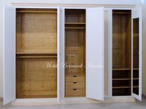 Armadio per camera da letto in stile classico con finitura colorata bianco e crema